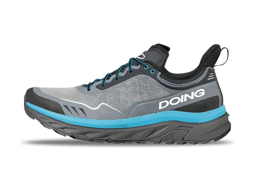 OEM/ODM grey mesh low-cut trail shoe with cyan laces and midsole stripe, black heel collar with pull loop and a dark grey lugged outsole, manufactured by DOING Footwear