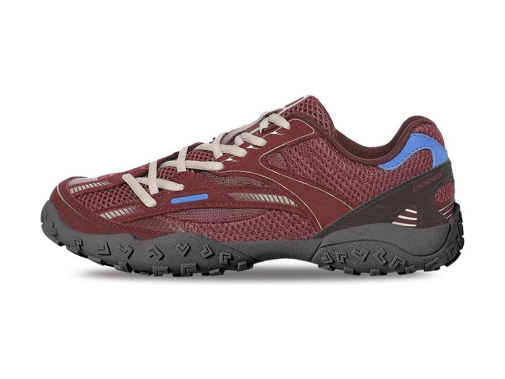 OEM/ODM burgundy mesh and suede low-cut trail shoe with cream laces, blue collar accent and a grey-and-black arrow-tread outsole, manufactured by DOING Footwear