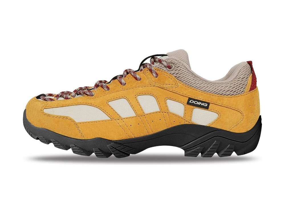 OEM/ODM mustard-yellow suede low-cut hiking shoe with cream mesh side panels, red-and-white speckled laces, burgundy collar accent and a black lug outsole, manufactured by DOING Footwear